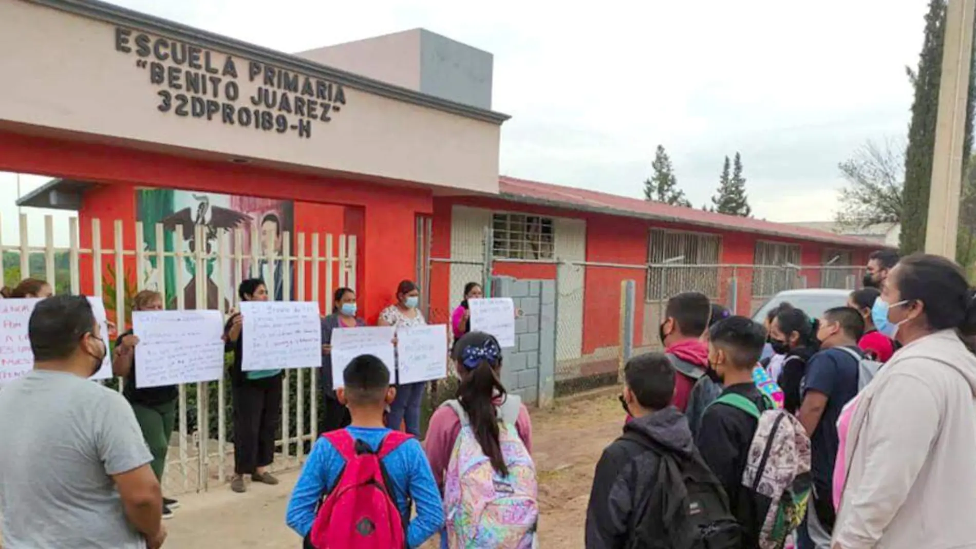 Protesta afuera de la escuela Benito Juárez